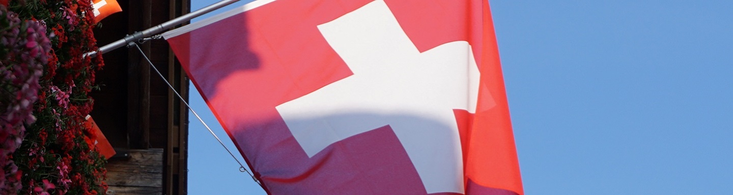Schweizer Nationalflagge an einem Haus in Andermatt.