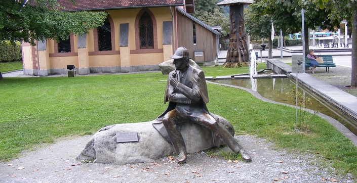 Bronzeplastik des Meisterdetektivs Sherlock Holmes in Meiringen