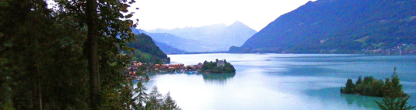 Panoramablick über den Brienzersee, links im Hintergrund Iseltwald mit dem vorgelagerten Schloss Seeburg.