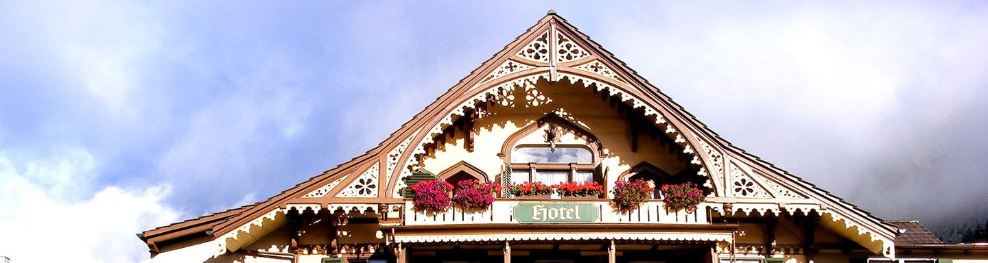 Der reich mit kunstvollen Schnitzereien verzierte Giebel des Hotels "Post Hardermannli" in Interlaken.
