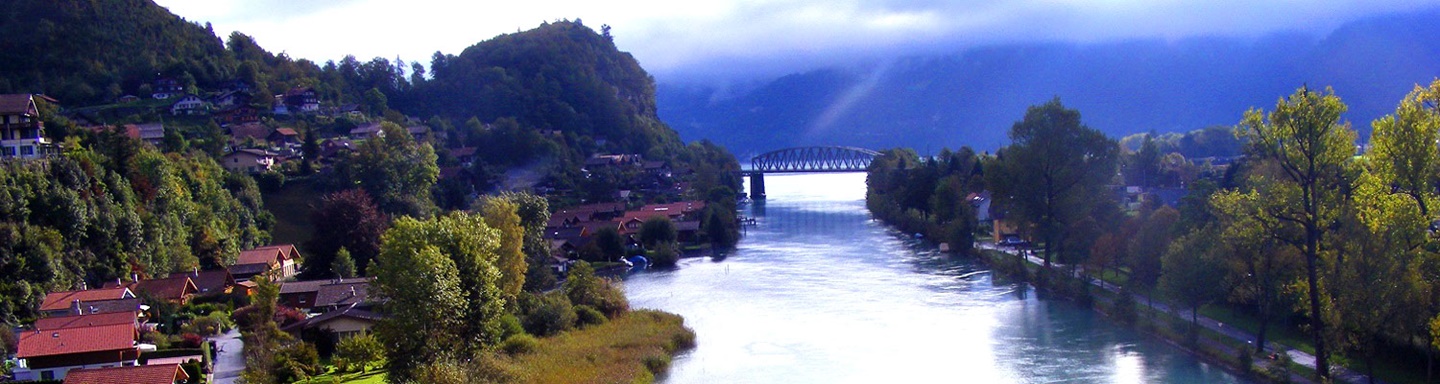 Blick auf die Aare bei Interlaken, im Hintergrund die als Fachwerkbrücke gestaltete Aarebrücke.