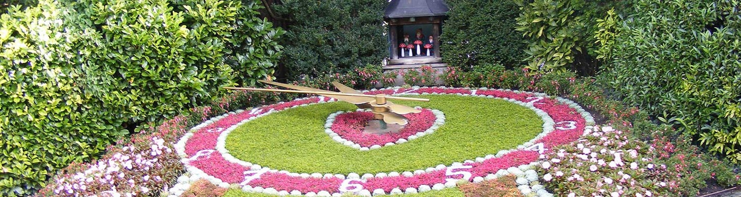 Schön gestaltete Blumenuhr im Garten des Casinos von Interlaken.