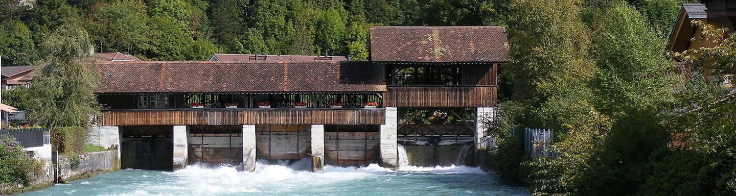 Gedeckte Holzbrücke über das Wehr "Staatsschleuse" im Tal von Rosenlaui.