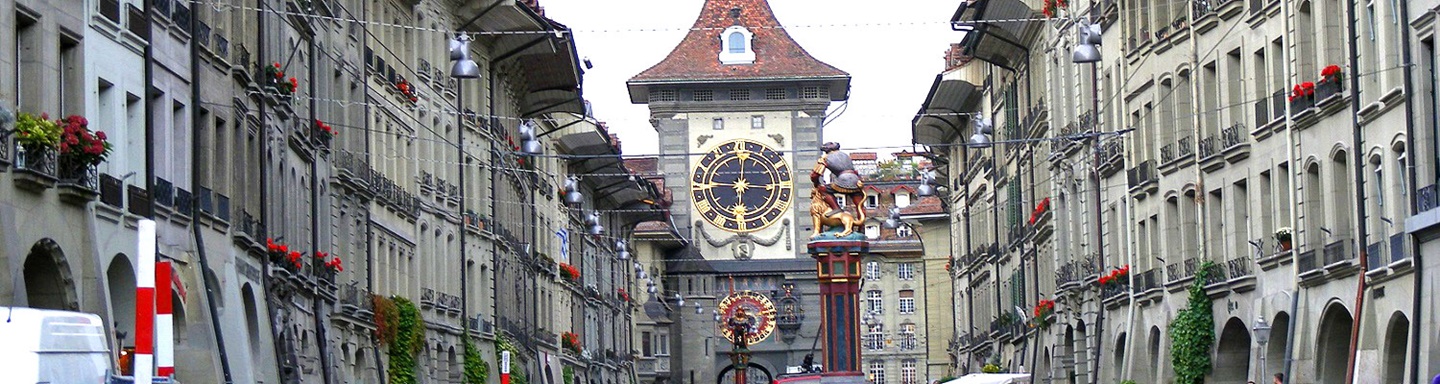 Blick auf den Berner Zeitglockenturm in der Kramgasse; im Vordergrund der Simson-Brunnen.