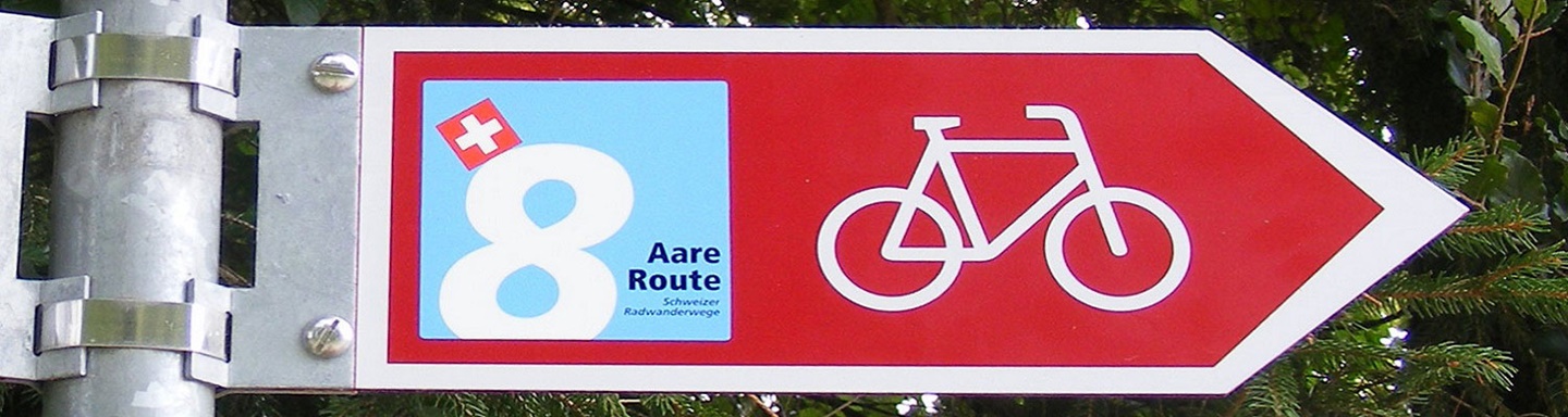 Roter Wegweiser mit stilisiertem weißem Fahrrad und dem Logo des Aare-Radwegs