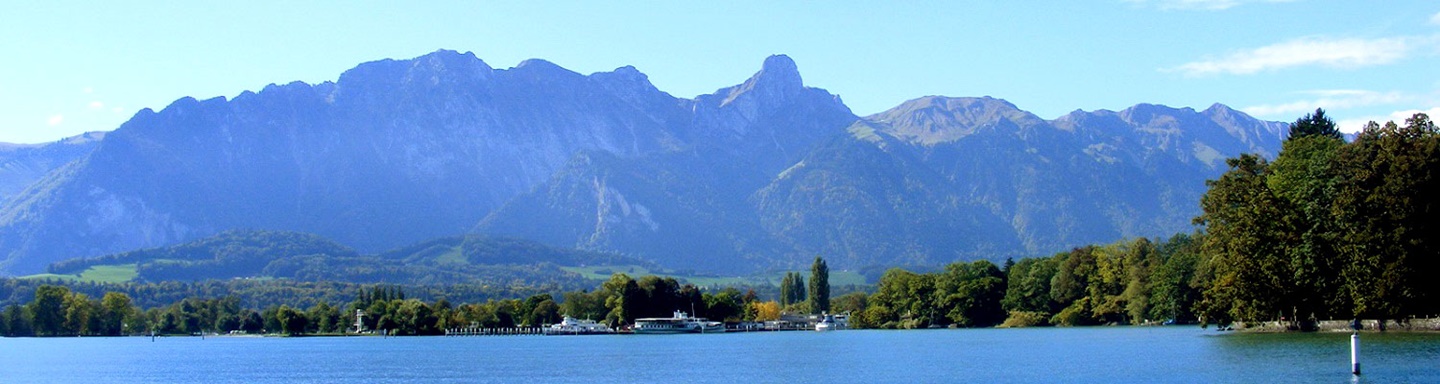 Blick auf den Thuner See und die dahinter liegende Bergkette.