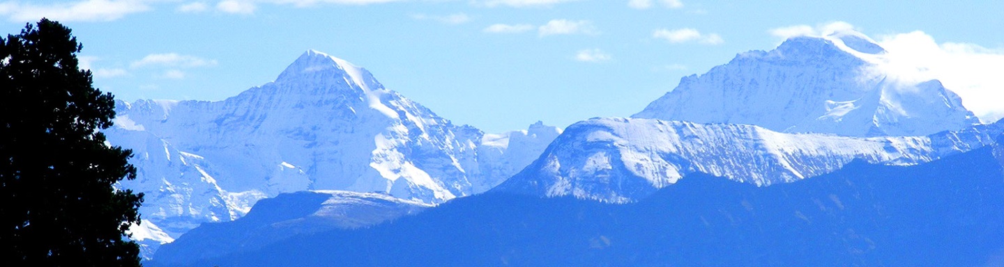 Beeindruckendes Alpenpanorama mit schneebedeckten Gipfeln.