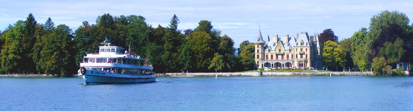 Das Passagierschiff "Stadt Thun" auf dem Thunersee, im Hintergrund das Schloss Schadau.