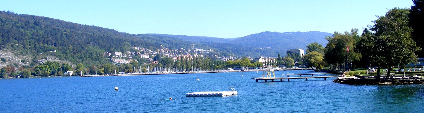 Blick auf den Bielersee und die gleichnamige Stadt.