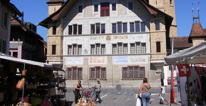 Blick in die historische Altstadt von Büren, im Hintergrund das Schloss