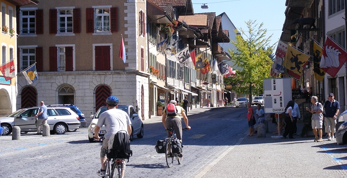 Radfahrer in Büren an der Aare.