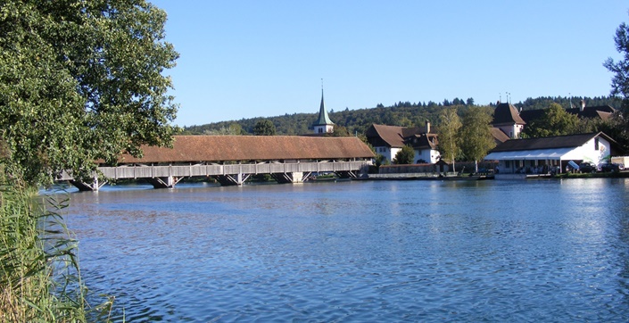 Gedeckte Holzbrücke über die Aare bei Wangen