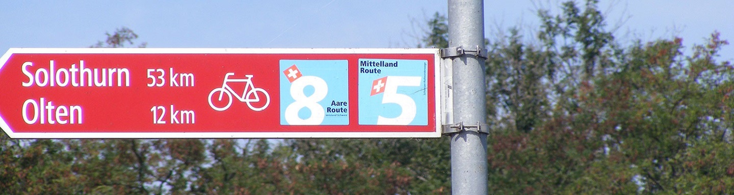 Wegweiser am Aare-Radweg (nach Olten und Solothurn).