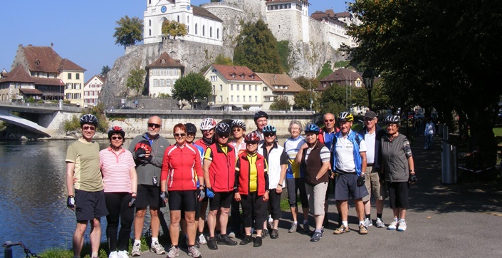 Gruppenfoto vor der weißen Kirche von Aarburg mit ihren charakteristischen Doppeltürmen