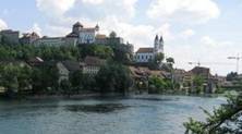 Blick auf Aarburg mit seiner imposanten Festung und der doppeltürmigen weißen Kirche