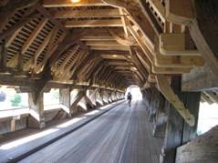 Deckenkonstruktion einer überdachten Holzbrücke über die Aare.