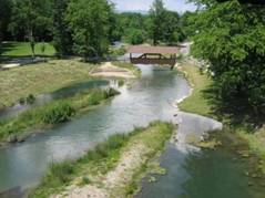 Blick auf die Aare und die überdachte Holzbrücke bei Aarberg.