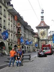 Blick auf die Kramgasse mit der Berner Zytglogge (dem Zeitglockenturm)