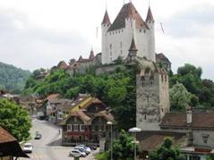 Blick auf Thun und sein imposantes Schloss mit dem von vier Ecktürmen eingerahmten Hauptturm