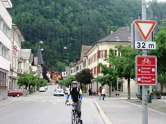 Einzelner Radfahrer auf einer Hauptverkehrsstraße