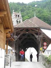 Radler vor überdachter Holzbrücke über die Lütschine