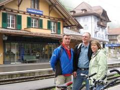 Radlergruppe vor dem Bahnhof von Lauterbrunnen am Aare-Radweg