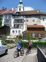 Radler in Olten, im Hintergrund der Stadtturm