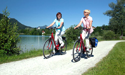 Zwei Radlerinnen an einem See