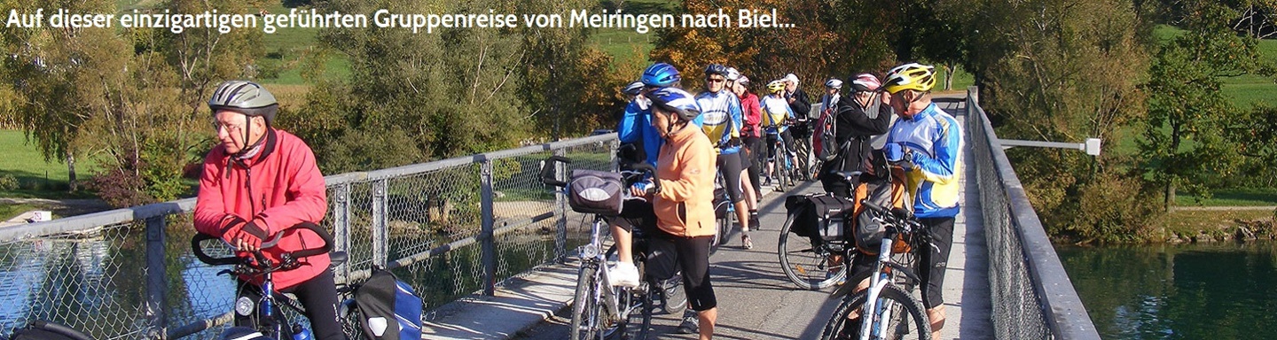 Radlergruppe rastet auf einer Brücke und genießt die Aussicht