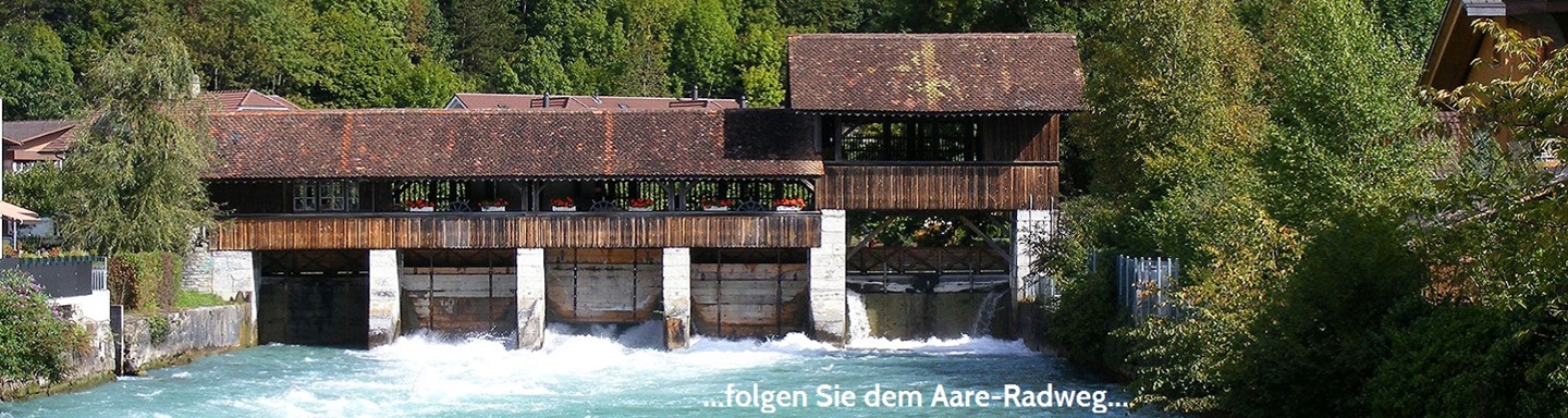 Gedeckte Holzbrücke über das Wehr "Staatsschleuse" im Tal von Rosenlaui