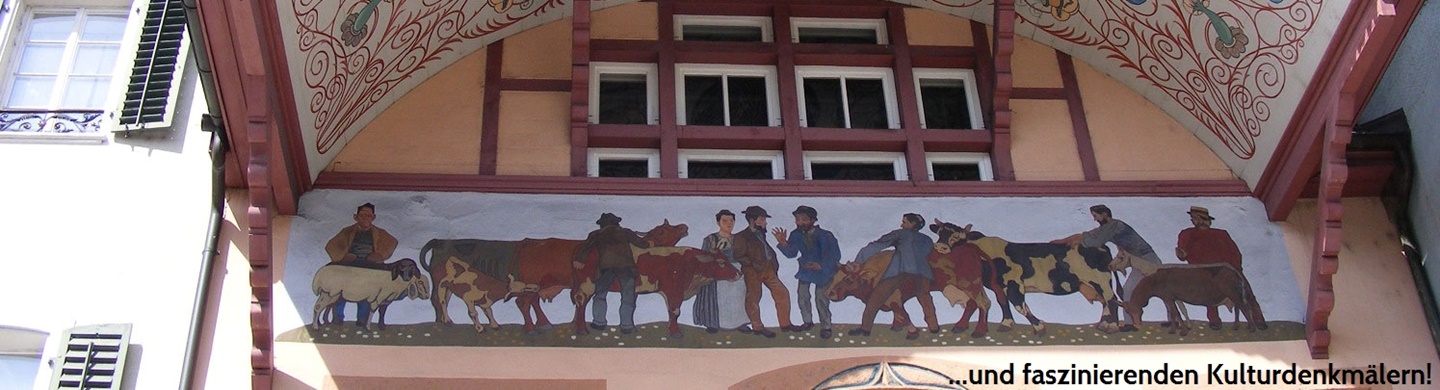 Prachtvolle Fassadenmalerei unter dem ebenfalls künstlerisch bemalten Bogengiebel der "Alten Schaal" in Aarau