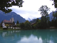 Die Aare bei Interlaken vor einem herrlichen Alpenpanorama