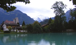 Die Aare bei Interlaken vor einem herrlichen Alpenpanorama