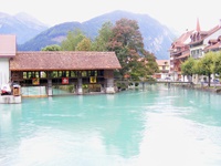 Gedeckte Holzbrücke über die türkisfarbene Aare bei Interlaken