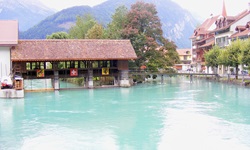 Gedeckte Holzbrücke über die türkisfarbene Aare bei Interlaken