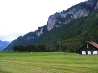 Unterhalb eines Felsmassivs gelegene Scheune direkt am Aare-Radweg