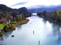 Blick auf die Aare bei Interlaken, im Hintergrund die als Fachwerkbrücke gestaltete "Aarebrücke"