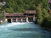 Gedeckte Holzbrücke über das Wehr "Staatsschleuse" im Tal von Rosenlaui
