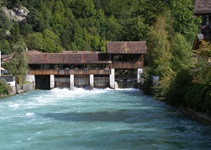 Gedeckte Holzbrücke über das Wehr "Staatsschleuse" im Tal von Rosenlaui