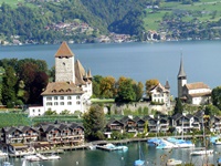 Blick auf Spiez am Thunersee mit seinem eindrucksvollen Schloss