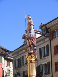 Justitia als prachtvolle Brunnenfigur auf dem Gerechtigkeitsbrunnen in der Bieler Altstadt