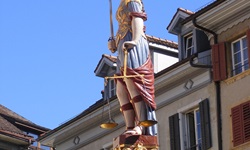 Justitia als prachtvolle Brunnenfigur auf dem Gerechtigkeitsbrunnen in der Bieler Altstadt