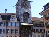 Der Zeitglockenturm in Solothurn inmitten der Altstadt