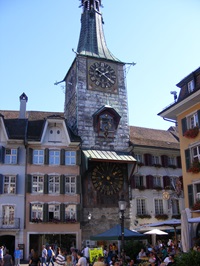 Der Zeitglockenturm in Solothurn inmitten der Altstadt