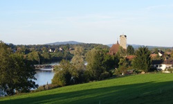 Dorf am Ufer der Aare