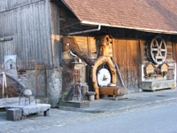 Originelles Stilleben aus Holz und anderen Naturmaterialien in einem Dorf am Aare-Radweg