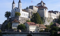 Die hoch über der Stadt thronende Festung Aarburg mit der charakteristisch weißen, doppeltürmigen Kirche